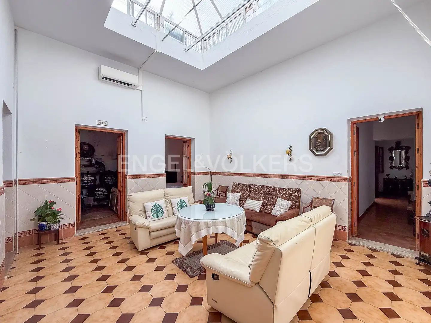 Sala d'estar de Casa adosada en venda en Puerto Real amb Calefacció