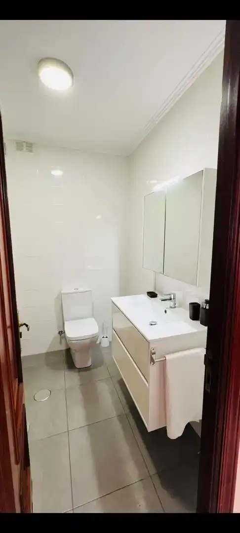 Badezimmer von Wohnung zur Miete in Ferrol mit Parkett und Möbliert
