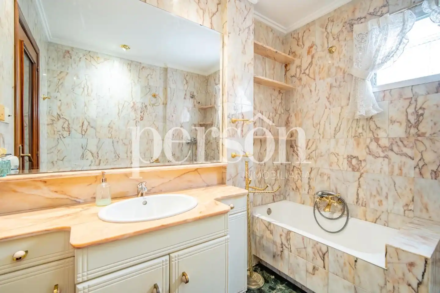 Baño de Piso en venta en Valencia con Aire acondicionado, Terraza y Amueblado