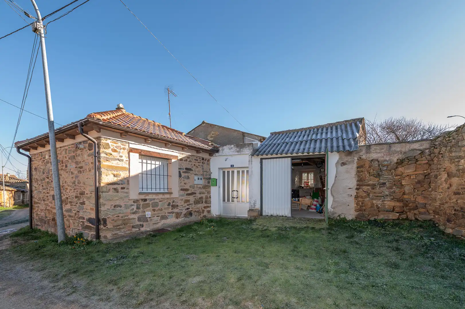 Außenansicht von Country house zum Verkauf in Santa Colomba de Somoza mit Möbliert