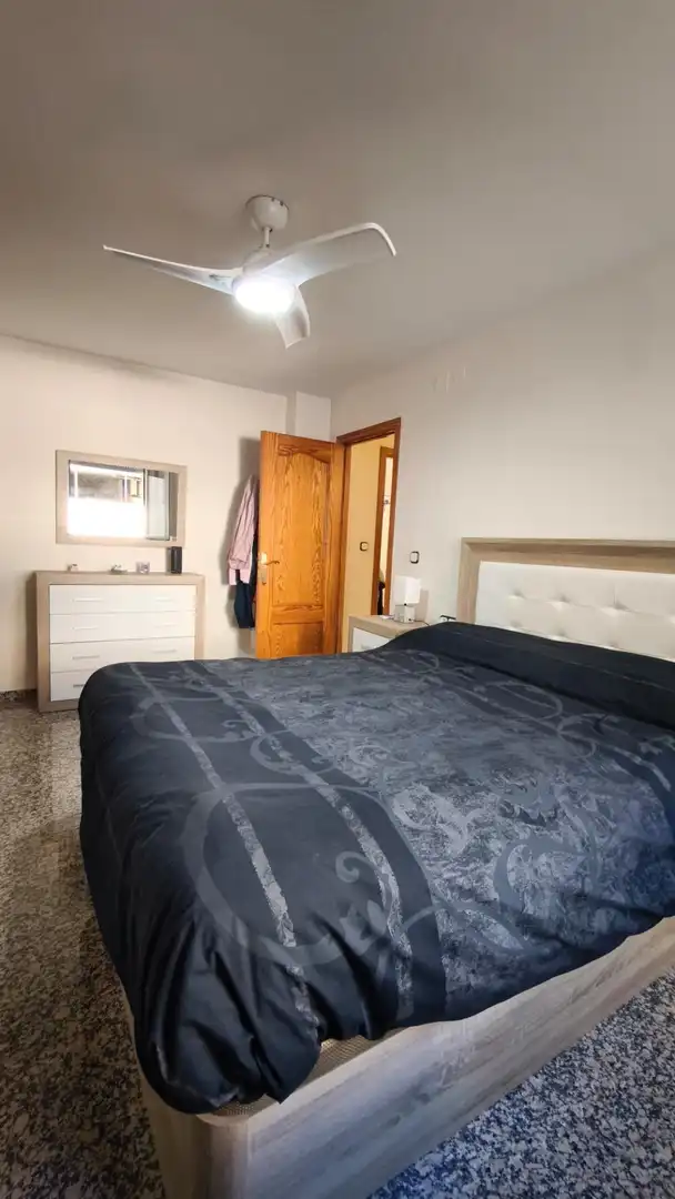 Schlafzimmer von Einfamilien-Reihenhaus zum Verkauf in Huétor Vega mit Klimaanlage, Heizung und Privatgarten