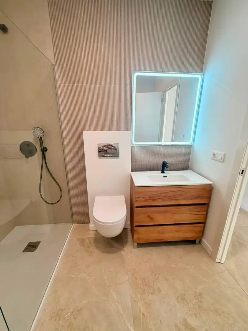 Badezimmer von Wohnung zum Verkauf in Ador mit Klimaanlage, Ofen und Waschmaschine