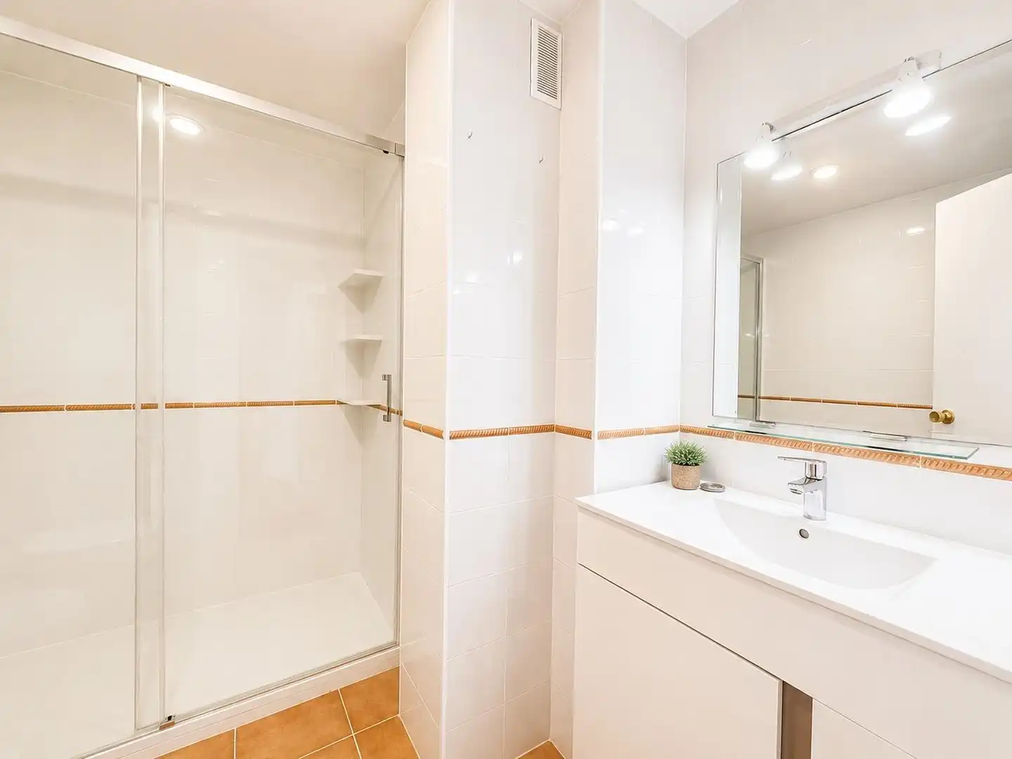 Baño de Ático de alquiler en Madrid con Calefacción, Parquet y Terraza
