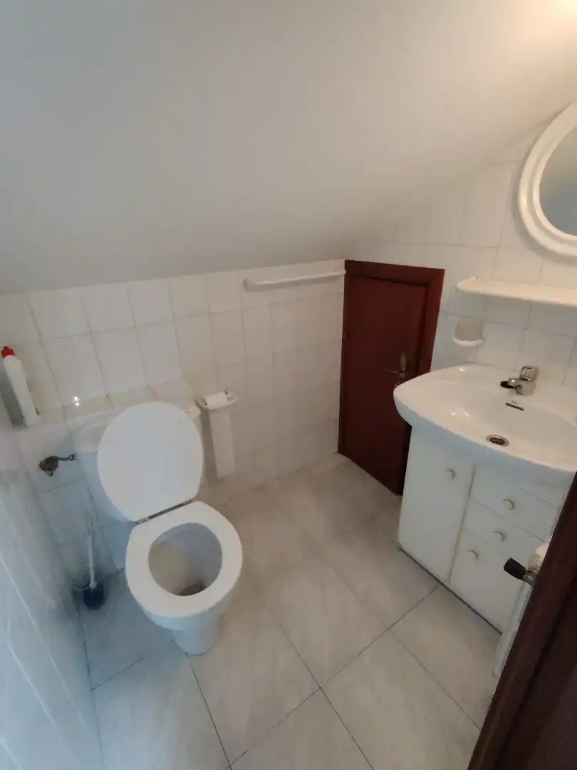 Baño de Casa o chalet de alquiler en Oleiros con Calefacción, Jardín privado y Parquet