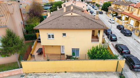 Vilafant una casa esquinera con jardín, terraza y espacio para disfrutar
