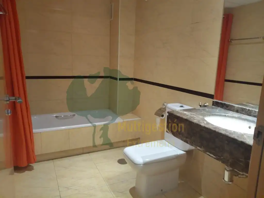 Baño de Piso en venta en Cáceres con Aire acondicionado, Jardín privado y Piscina comunitaria