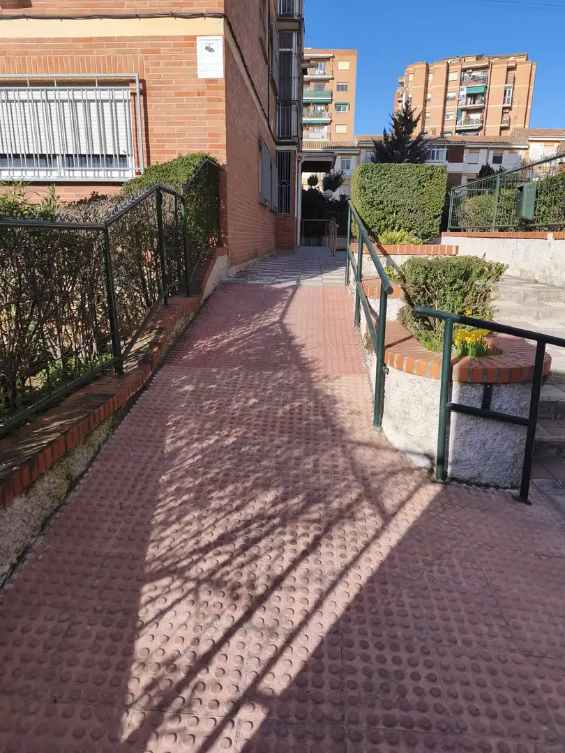 Vista exterior de Planta baja en venta en Granada con Jardín privado, Terraza y Amueblado