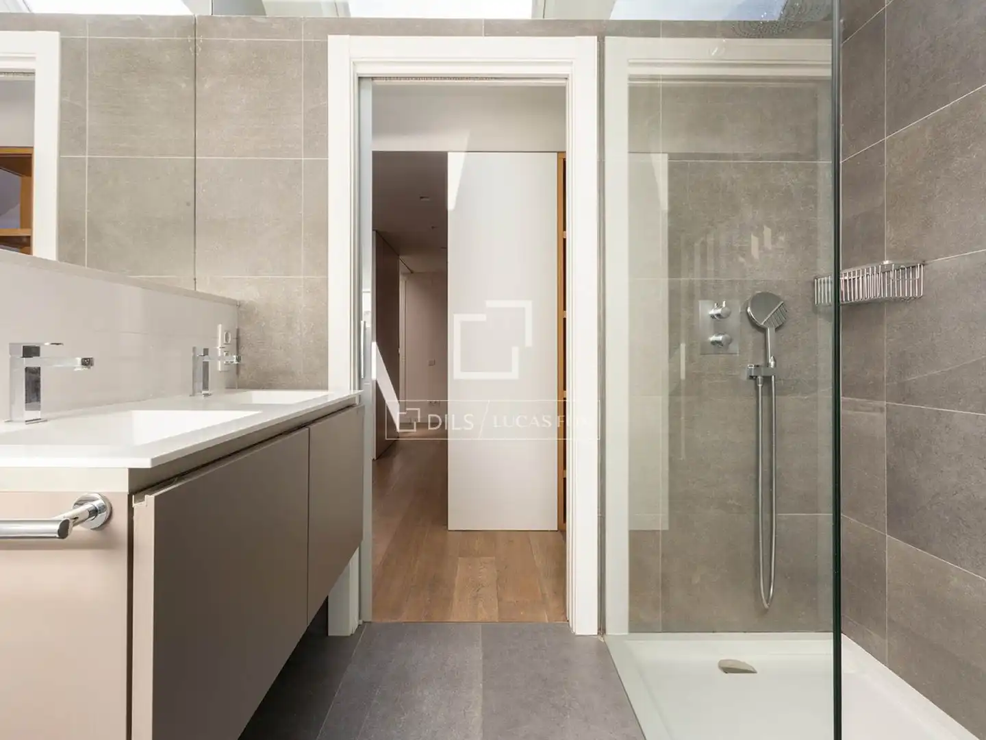 Badezimmer von Wohnung zum Verkauf in Barcelona mit Klimaanlage und Terrasse