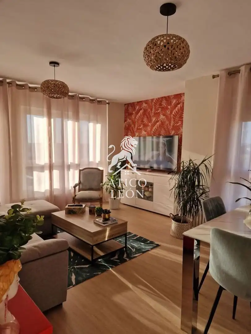 Sala d'estar de Àtic en venda en León Capital  amb Calefacció, Parquet i Terrassa