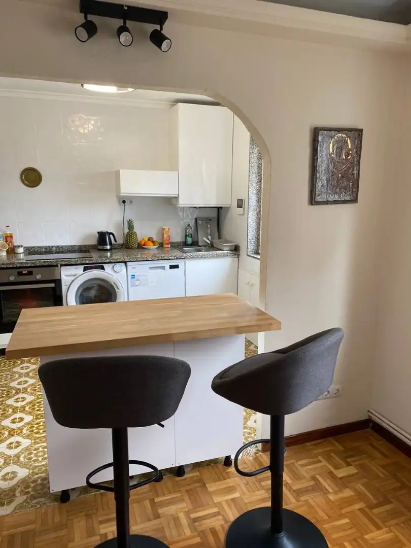 Cuina de Pis en venda en Oviedo  amb Calefacció, Parquet i Moblat