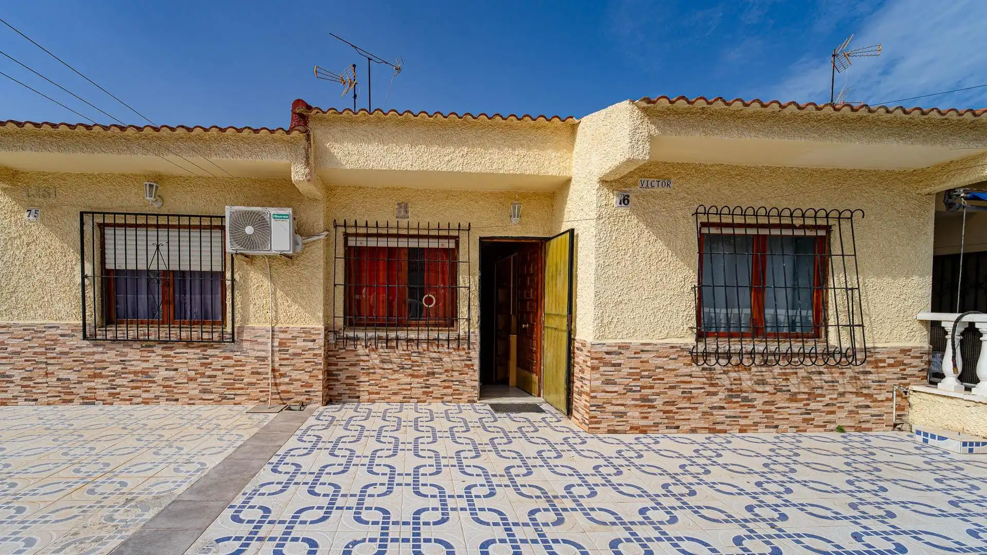 Vista exterior de Casa o xalet en venda en Torrevieja amb Jardí privat