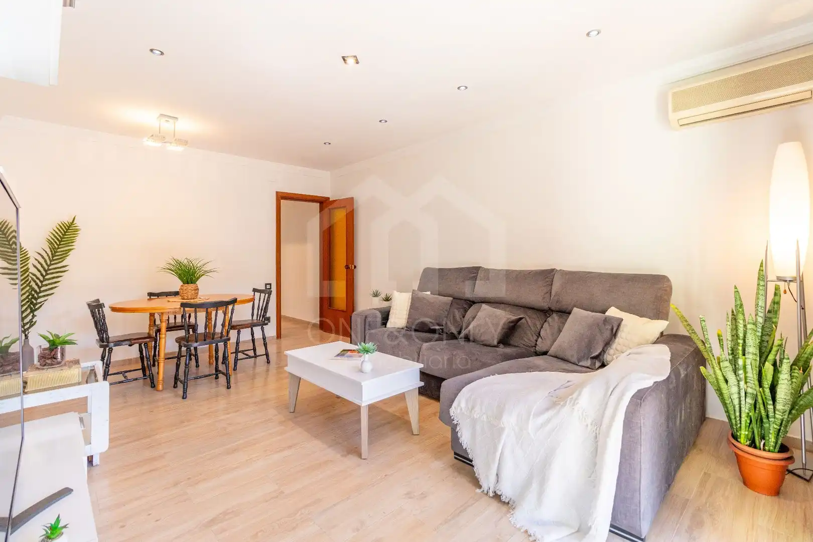 Sala d'estar de Pis en venda en Tarragona amb Aire condicionat, Terrassa i Moblat