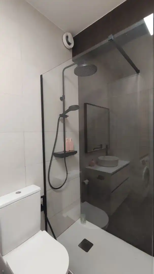 Baño de Apartamento de alquiler en A Coruña Capital  con Calefacción y Amueblado