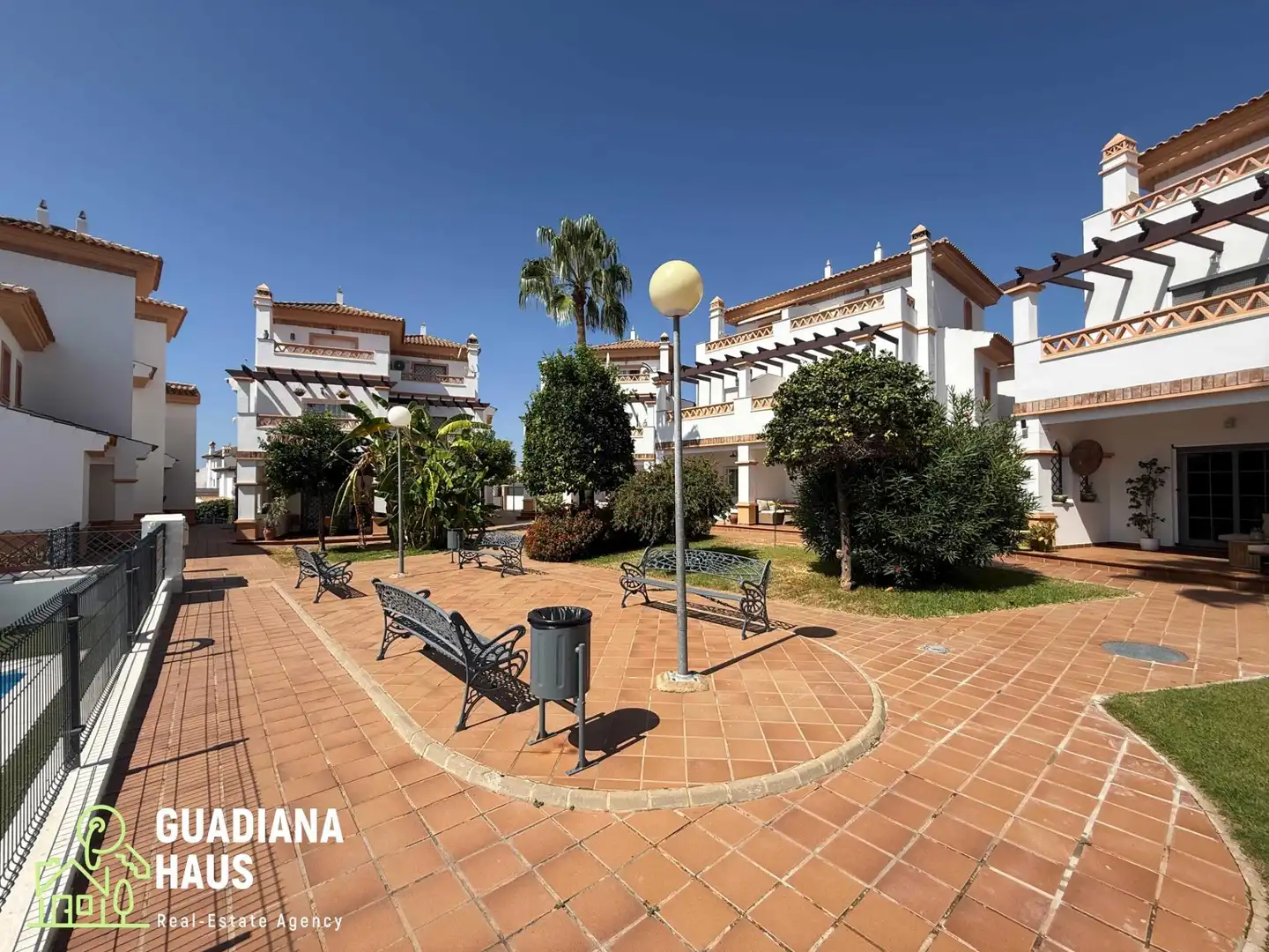 Vista exterior de Casa adosada en venda en Ayamonte amb Aire condicionat, Calefacció i Jardí privat