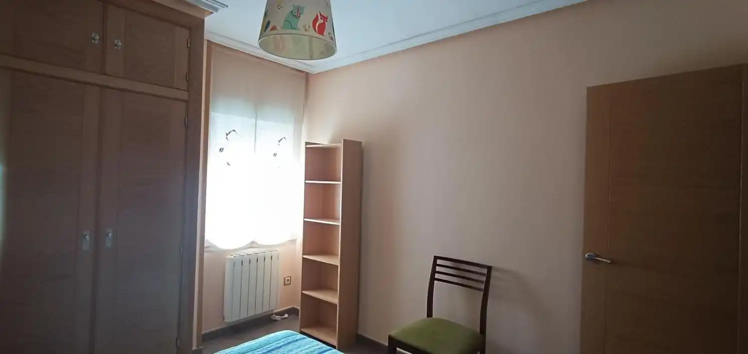 Dormitori de Pis de lloguer en Jaén amb Aire condicionat, Moblat i Balcó