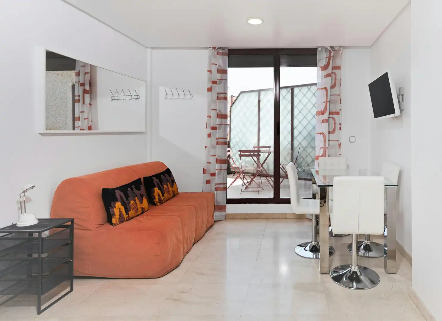 Sala d'estar de Pis de lloguer en Madrid amb Aire condicionat, Calefacció i Jardí privat