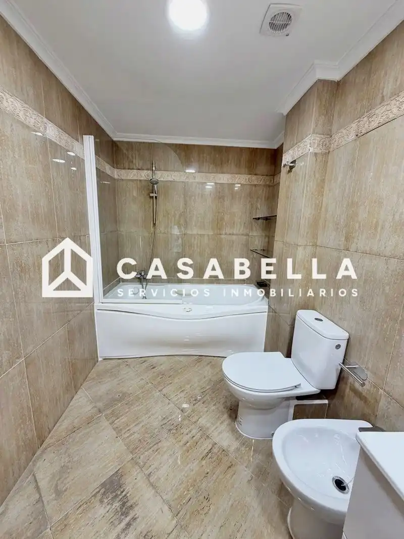 Baño de Piso de alquiler en Valencia con Aire acondicionado, Calefacción y Trastero
