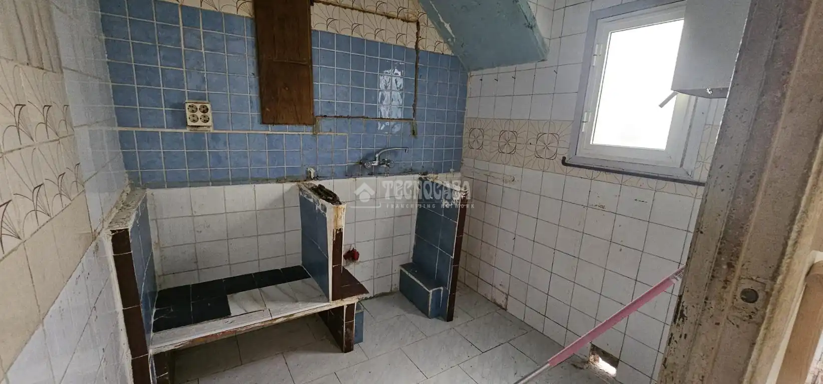 Badezimmer von Einfamilien-Reihenhaus zum Verkauf in Sevilla mit Terrasse und Balkon