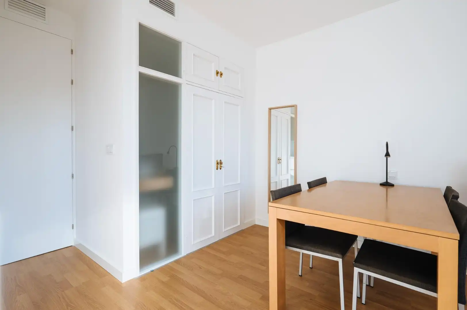 Dining room of Flat for rent in Sevilla  with Air Conditioner and Furnished