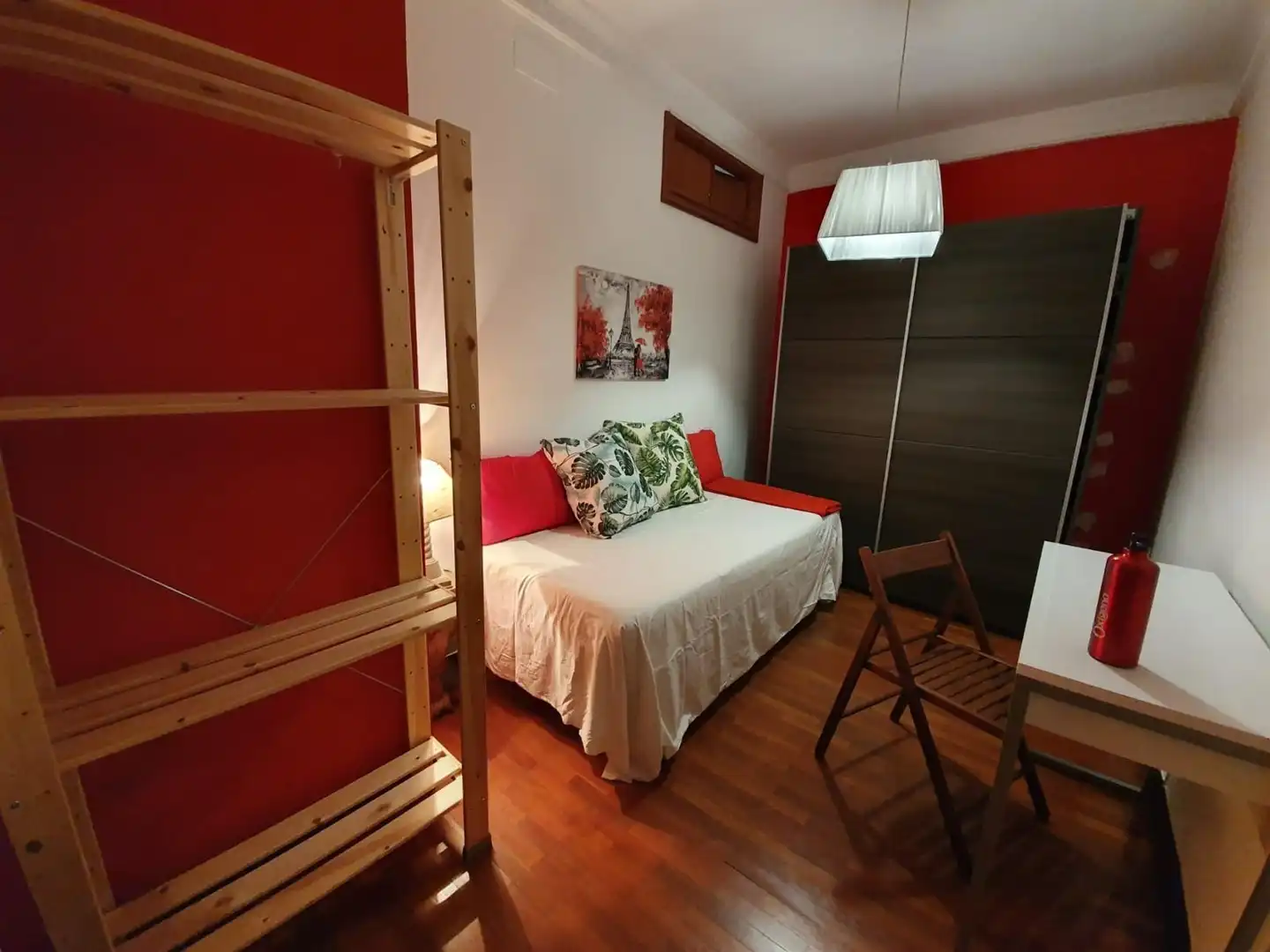 Bedroom of Flat for share in Granada  with Parquet flooring