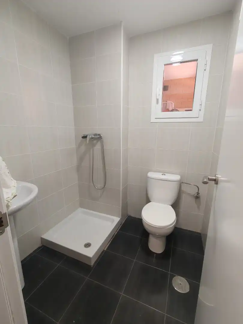 Baño de Piso en venta en Camarena con Terraza, Trastero y Piscina comunitaria