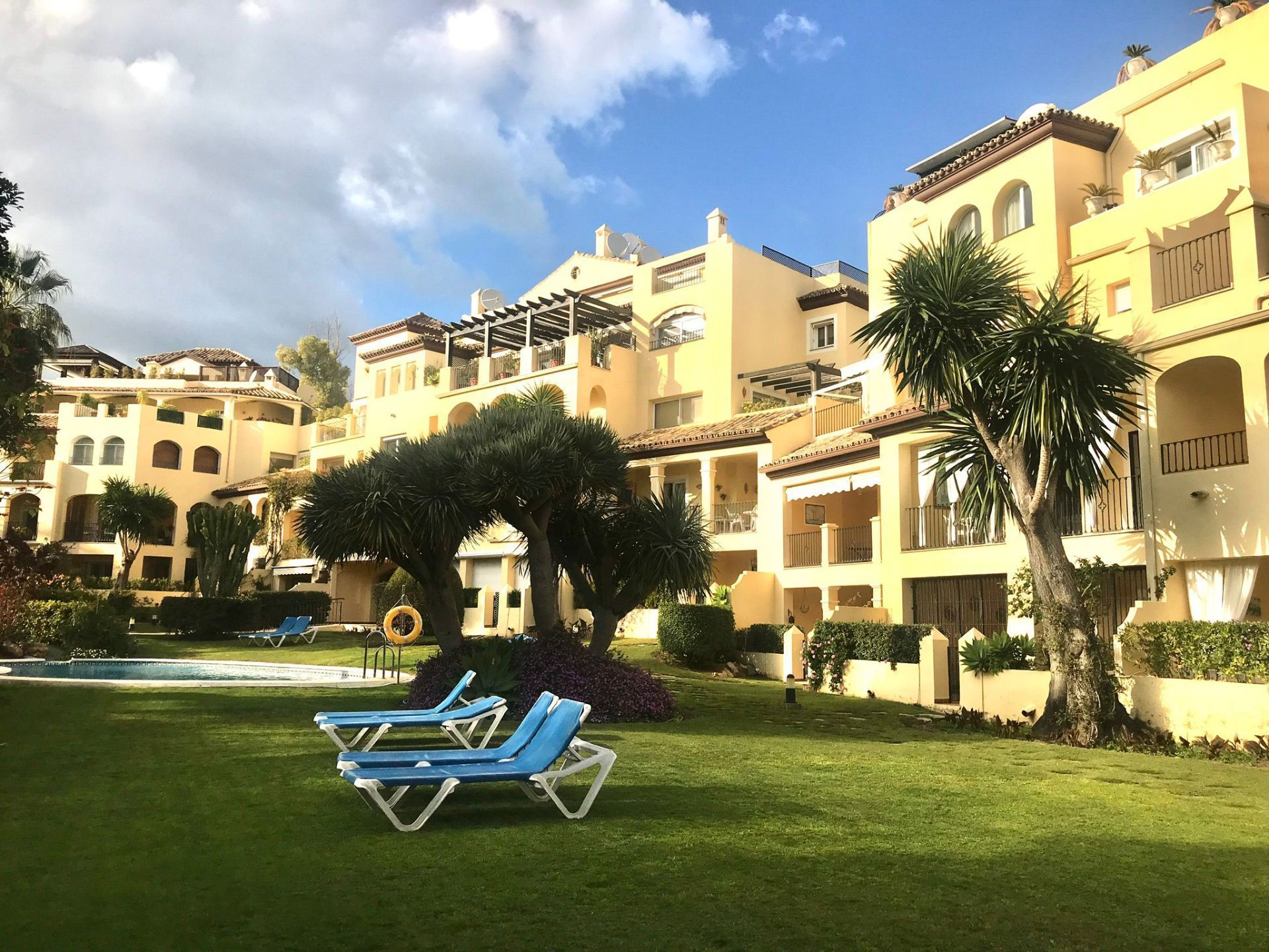 Vista exterior de Pis en venda en Marbella amb Aire condicionat, Calefacció i Terrassa