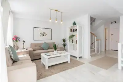Sala de estar de Casa adosada en venta en Benalmádena con Aire acondicionado, Calefacción y Jardín privado