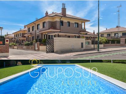 Exterior view of Single-family semi-detached for sale in Valladolid Capital  with Air Conditioner, Heating and Private garden