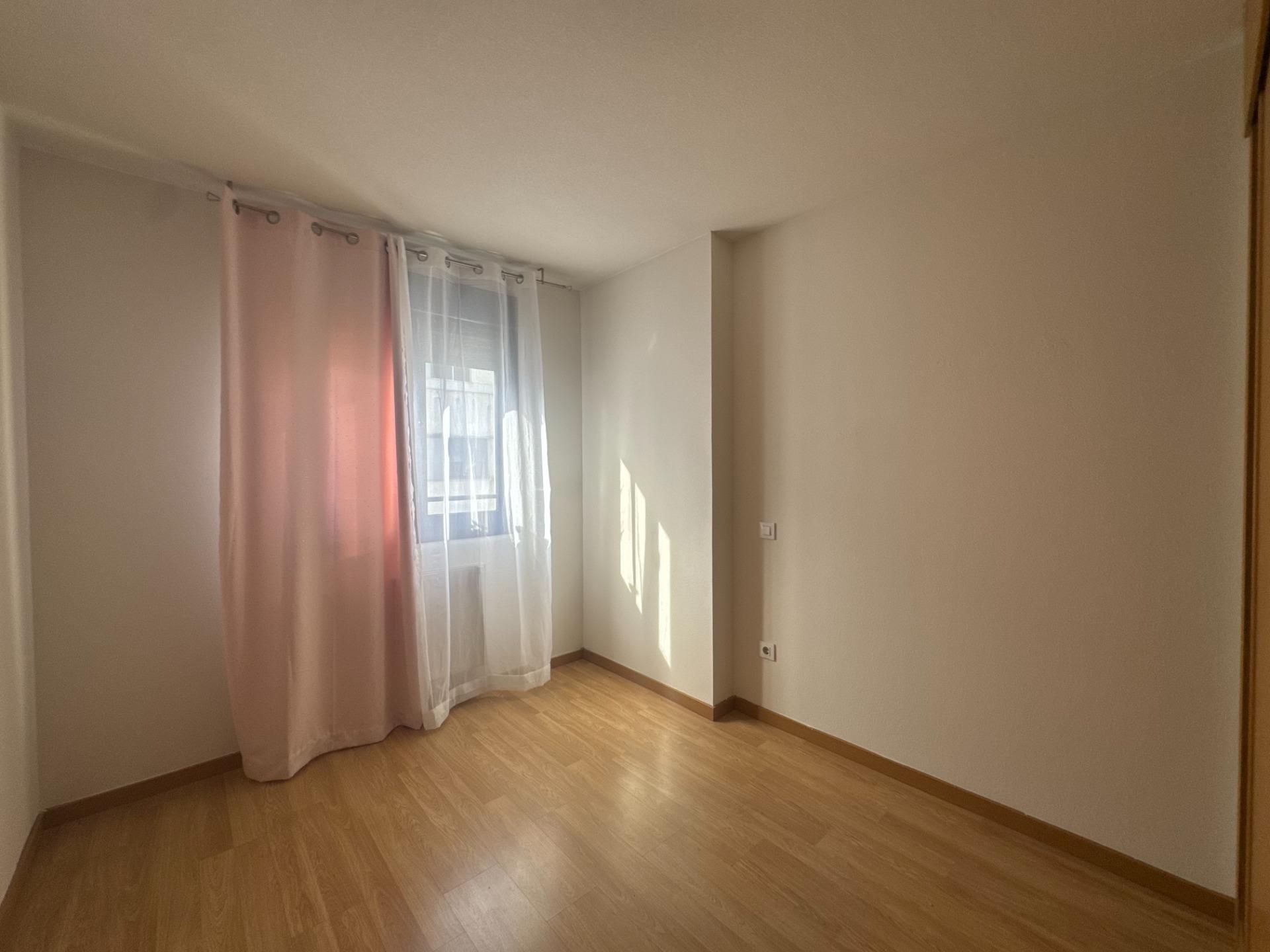 Bedroom of Flat to rent in  Madrid Capital  with Air Conditioner, Heating and Storage room
