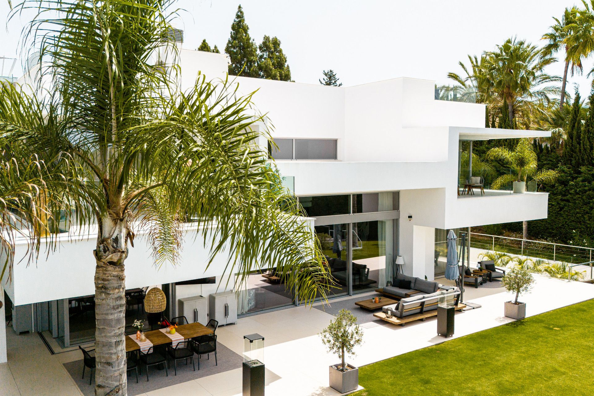 Vista exterior de Casa o xalet en venda en Marbella amb Jardí privat, Terrassa i Traster