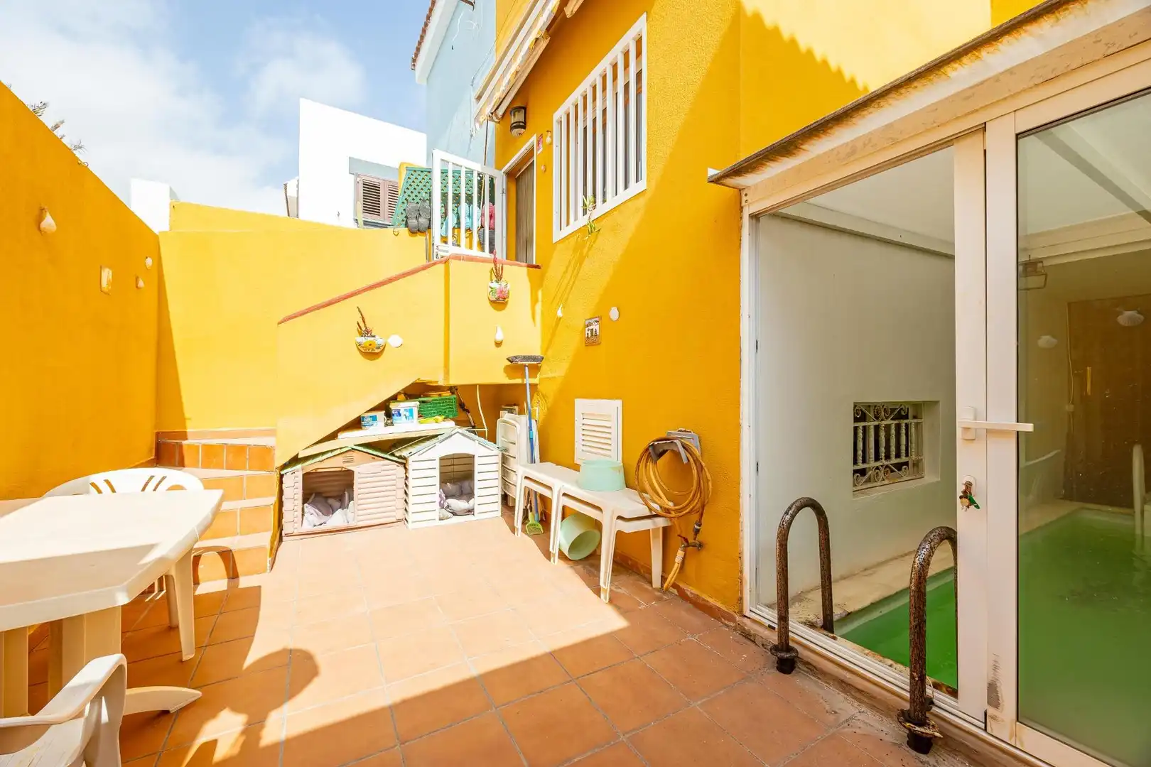 Vista exterior de Casa adosada en venta en Telde con Terraza, Trastero y Piscina