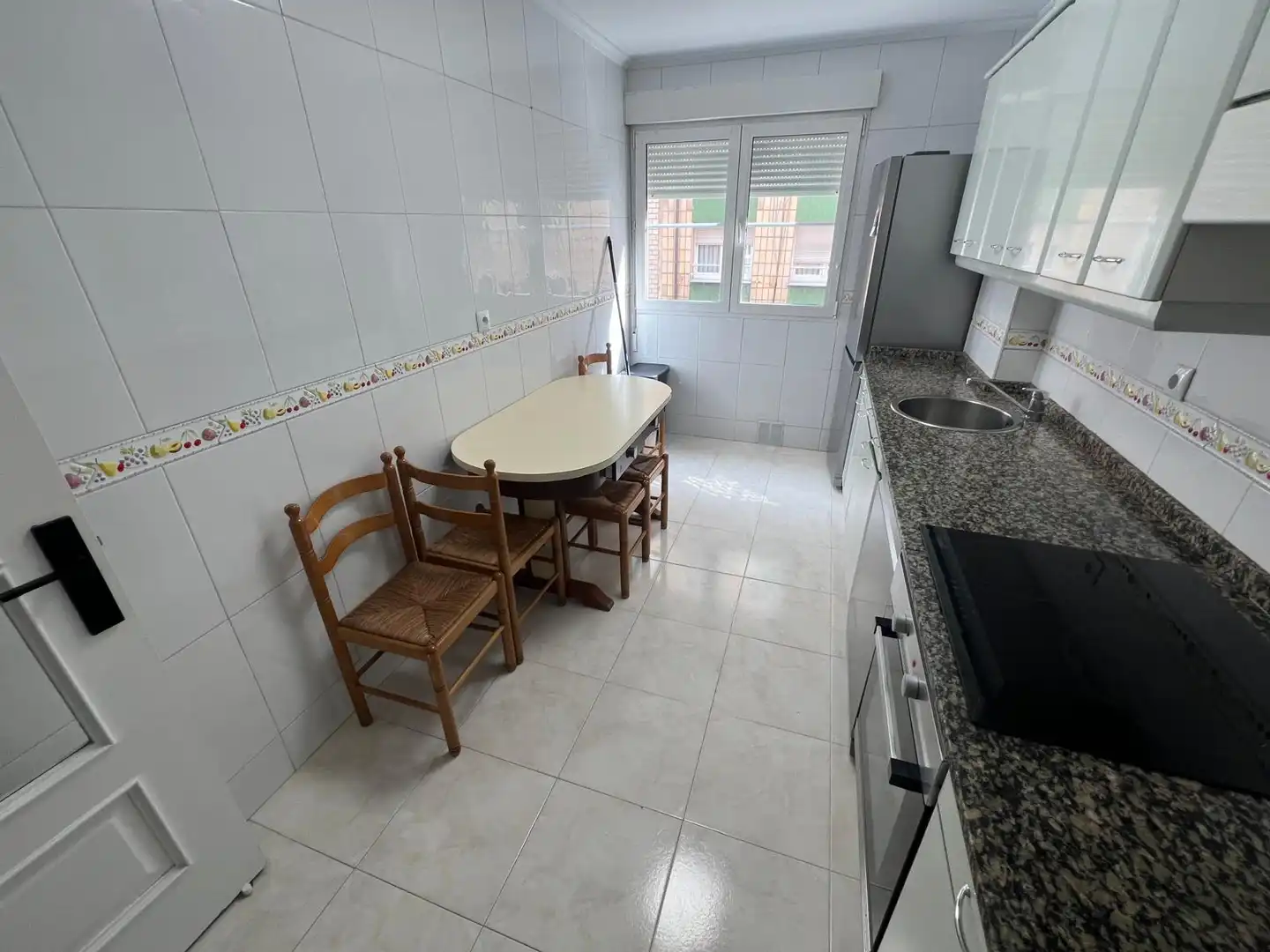 Cocina de Piso de alquiler en Gijón  con Calefacción, Parquet y Amueblado