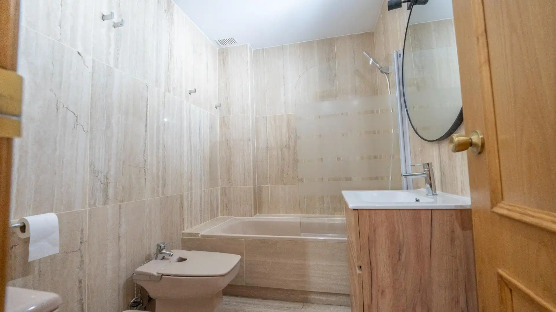 Baño de Estudio de alquiler en Madrid con Aire acondicionado, Calefacción y Parquet