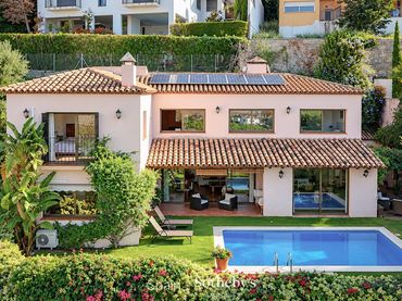 Casa con piscina in vendita a Carrer del Roc Florit