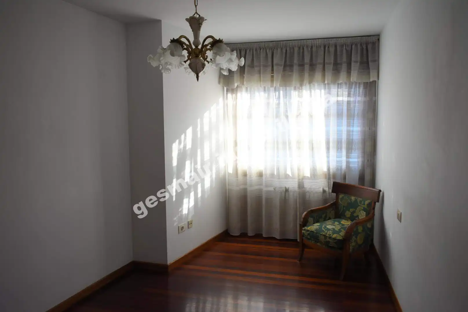 Schlafzimmer von Wohnungen zum Verkauf in Pontevedra Capital  mit Heizung, Parkett und Abstellraum
