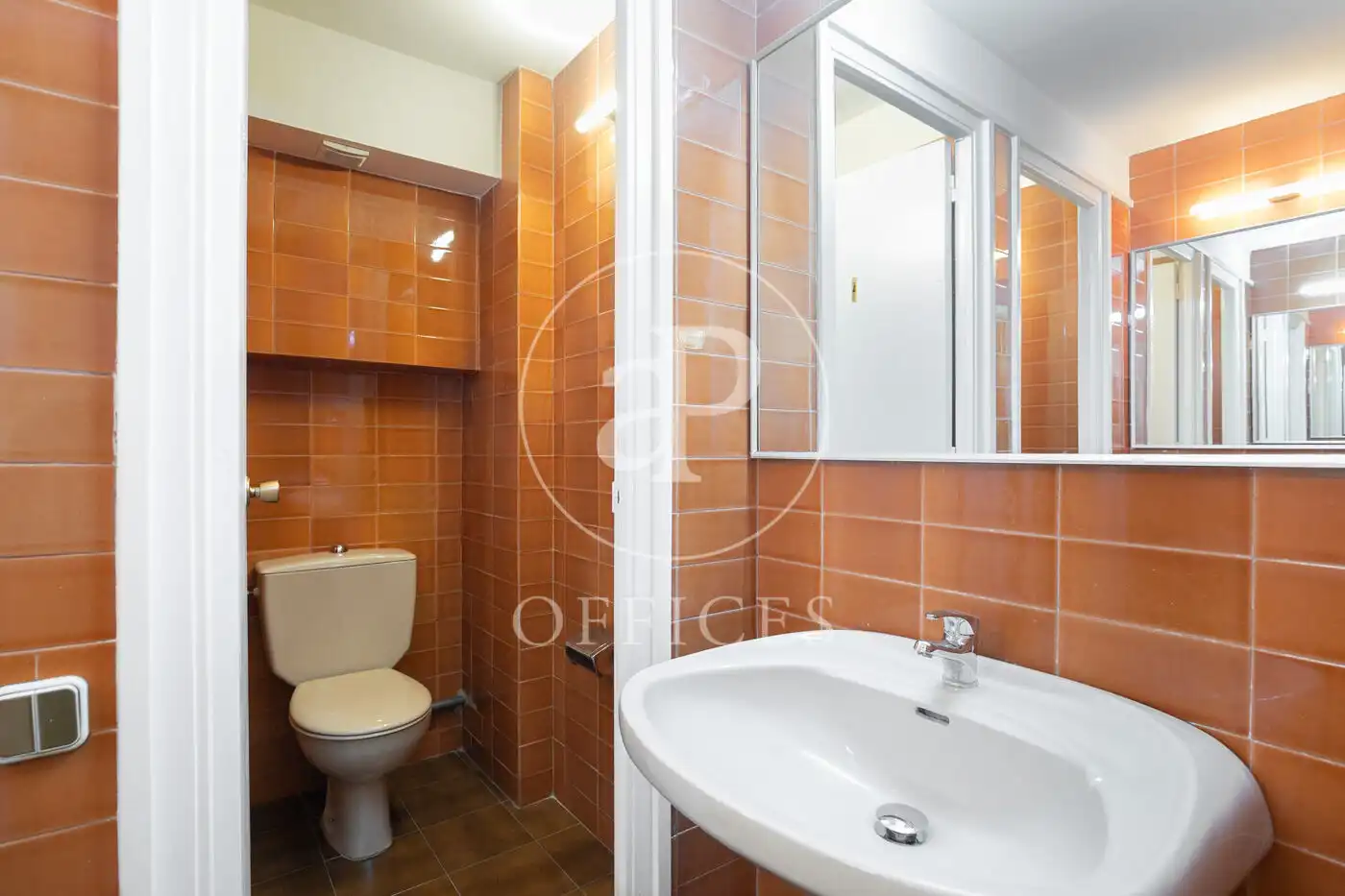 Badezimmer von Büro zum Verkauf in Barcelona mit Klimaanlage und Heizung