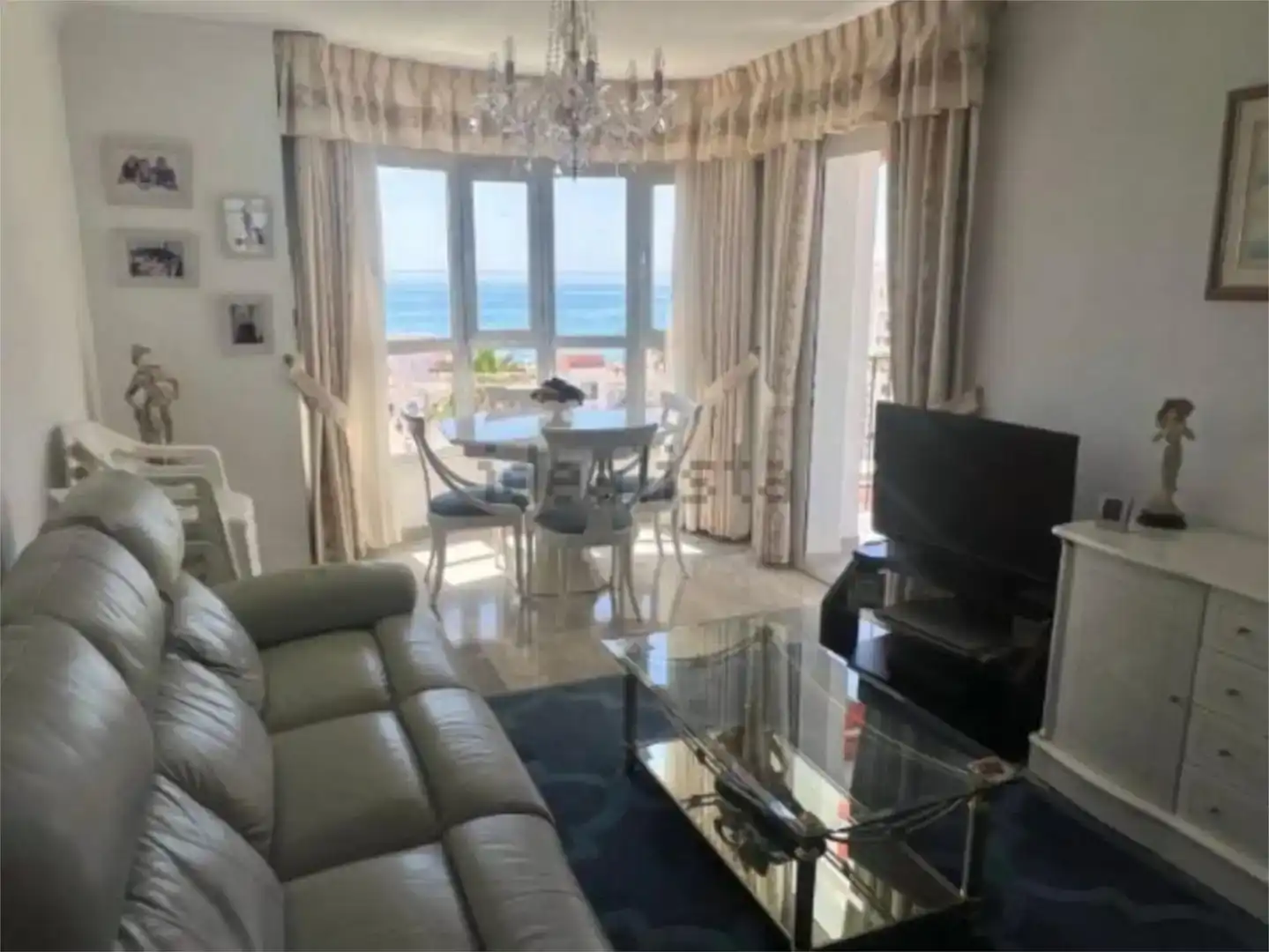 Sala d'estar de Pis de lloguer en Fuengirola amb Aire condicionat i Piscina