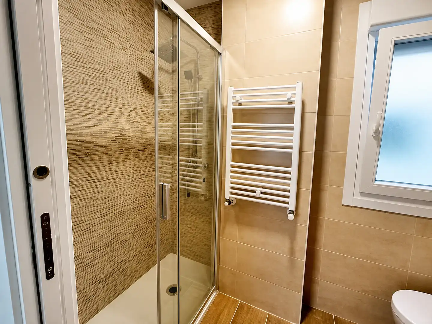 Baño de Piso de alquiler en Santander con Calefacción, Terraza y Horno