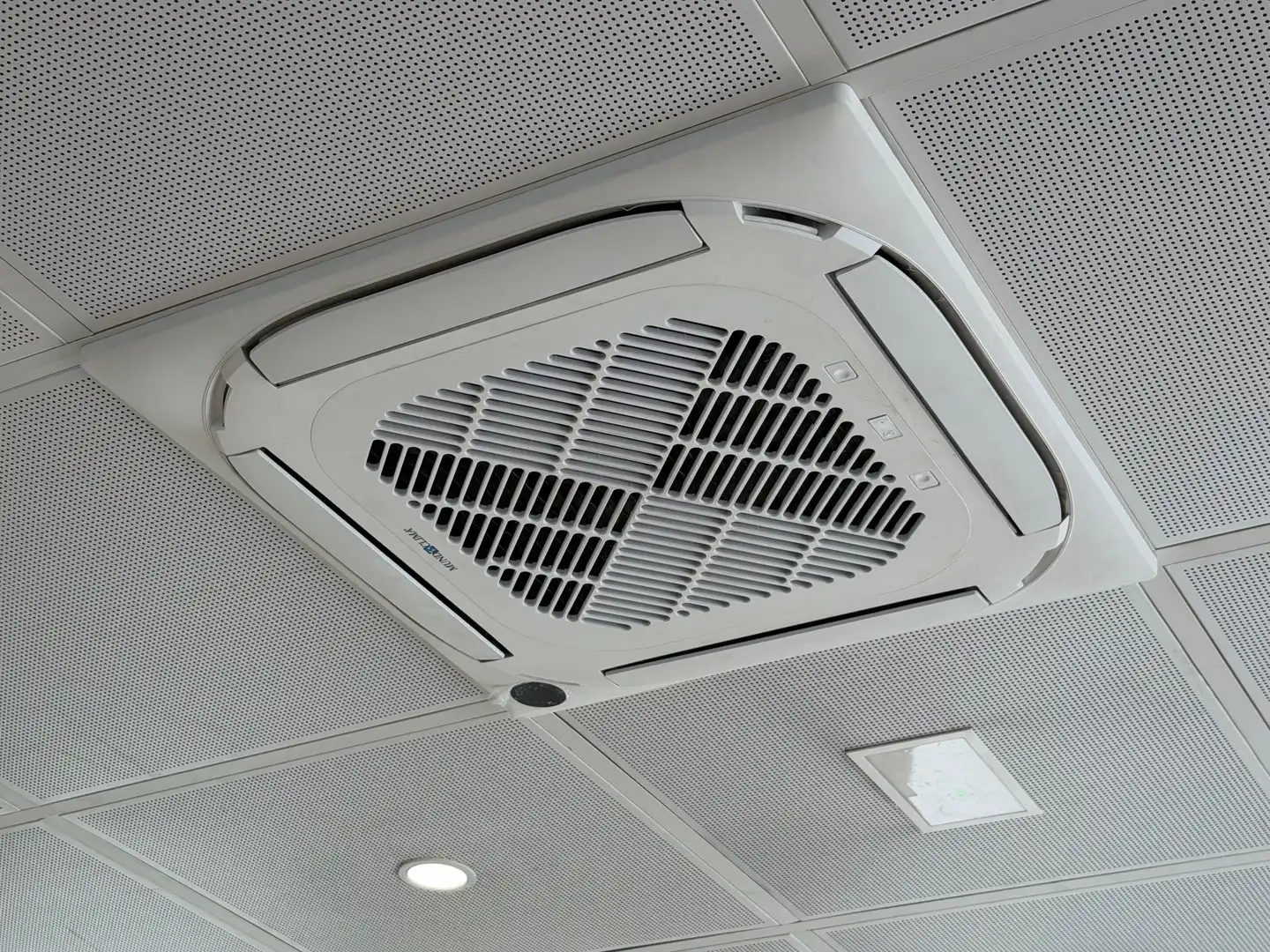 Dormitori de Local de lloguer en Madrid amb Aire condicionat