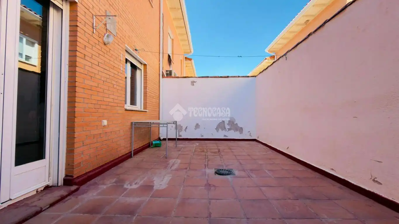 Terrassa de Casa adosada en venda en Ciruelos amb Calefacció