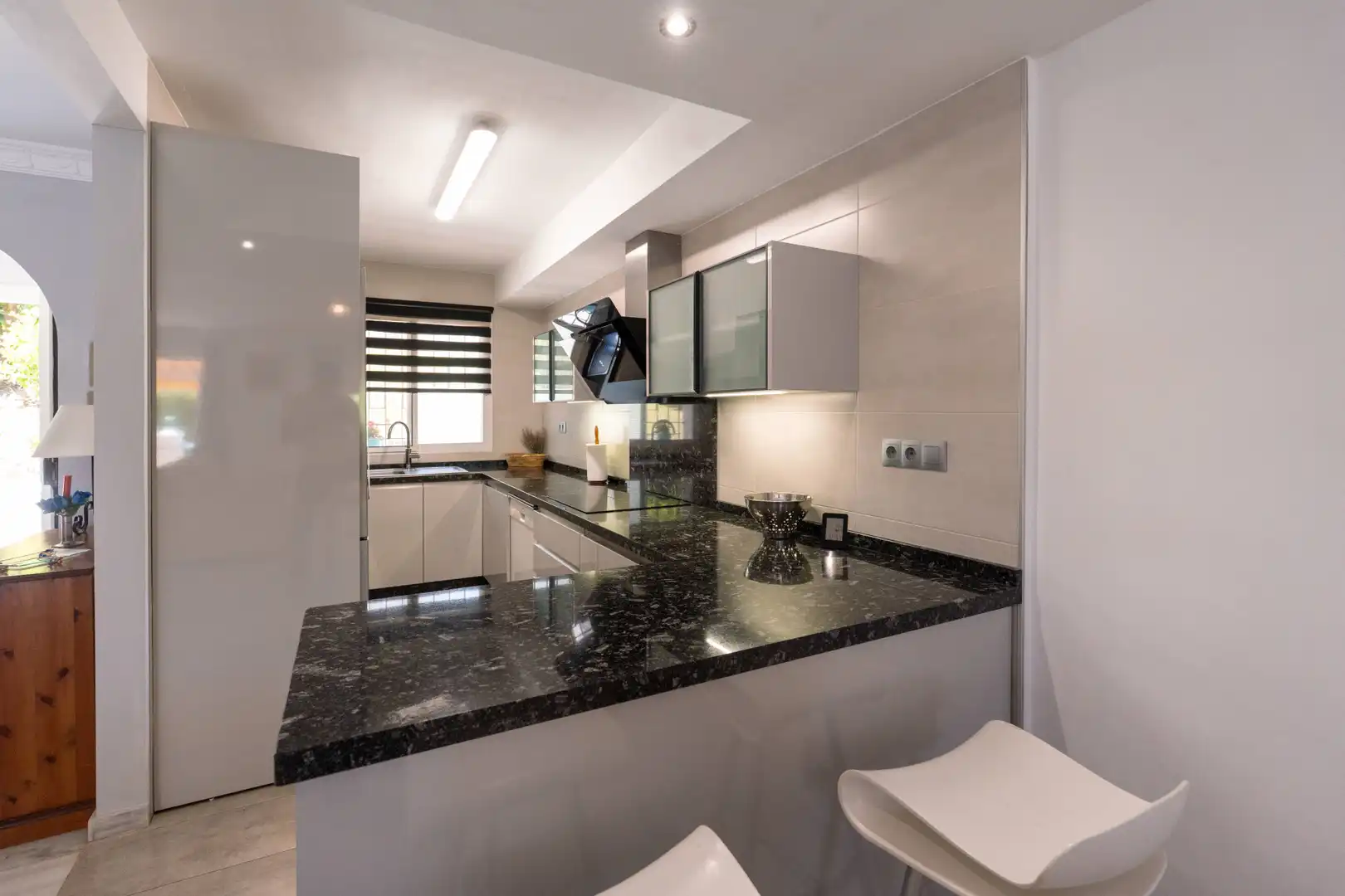 Cuina de Casa adosada en venda en Marbella amb Aire condicionat, Jardí privat i Terrassa