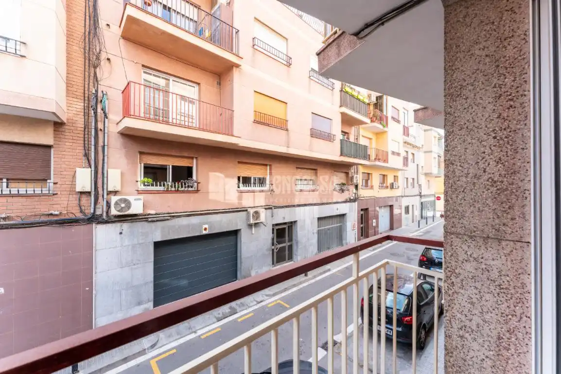 Außenansicht von Wohnung zum Verkauf in Cornellà de Llobregat mit Klimaanlage und Parkett