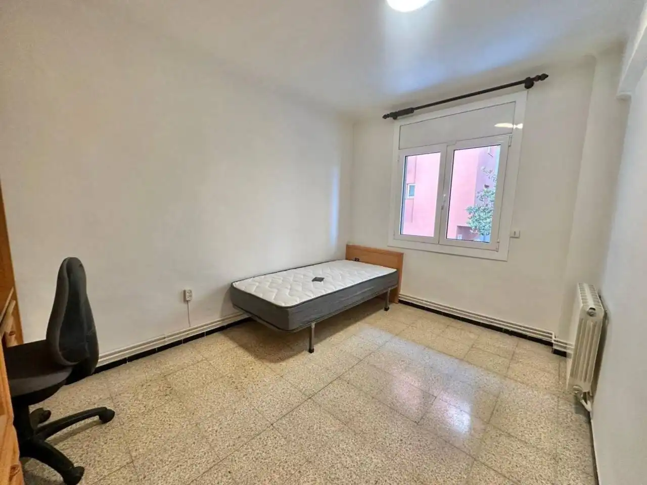 Habitación de Piso de alquiler en Girona con Calefacción, Terraza y Amueblado