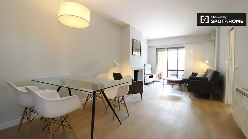 Living room of Flat for rent in Madrid  with Air Conditioner, Heating and Furnished
