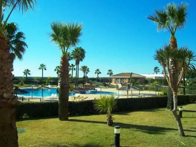 Schwimmbecken von Wohnungen zum Verkauf in Islantilla mit Klimaanlage, Heizung und Terrasse