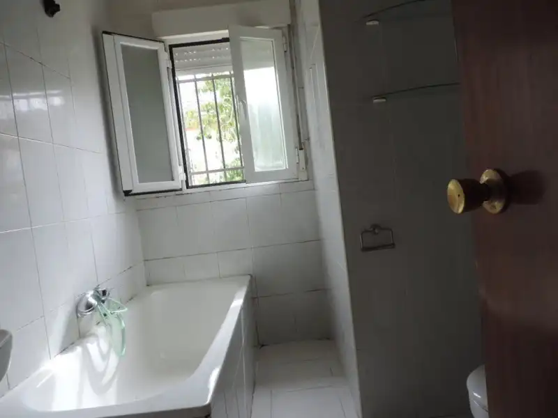 Badezimmer von Einfamilien-Reihenhaus zum Verkauf in Trijueque mit Heizung und Terrasse
