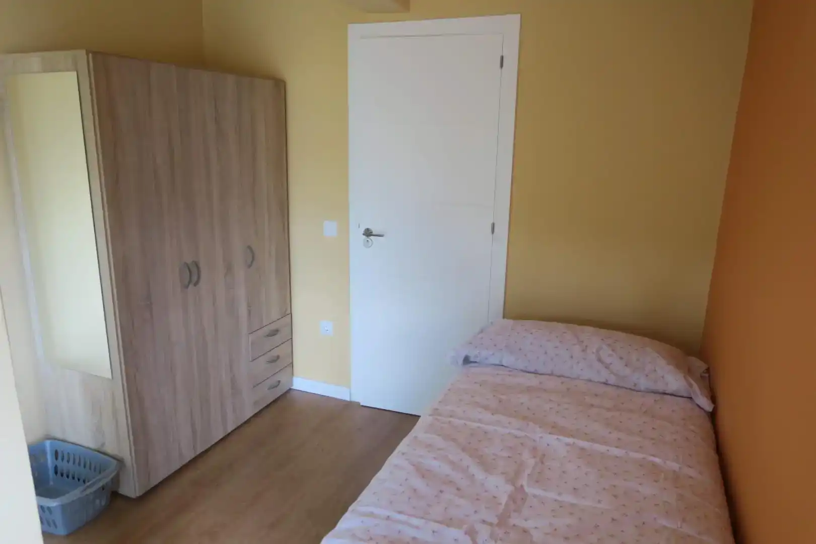 Dormitori de Apartament per a compartir en Sevilla amb Aire condicionat, Parquet i Moblat