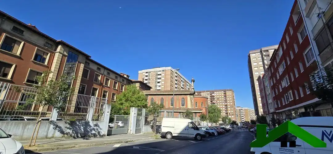 Vista exterior de Pis en venda en Bilbao  amb Calefacció i Moblat