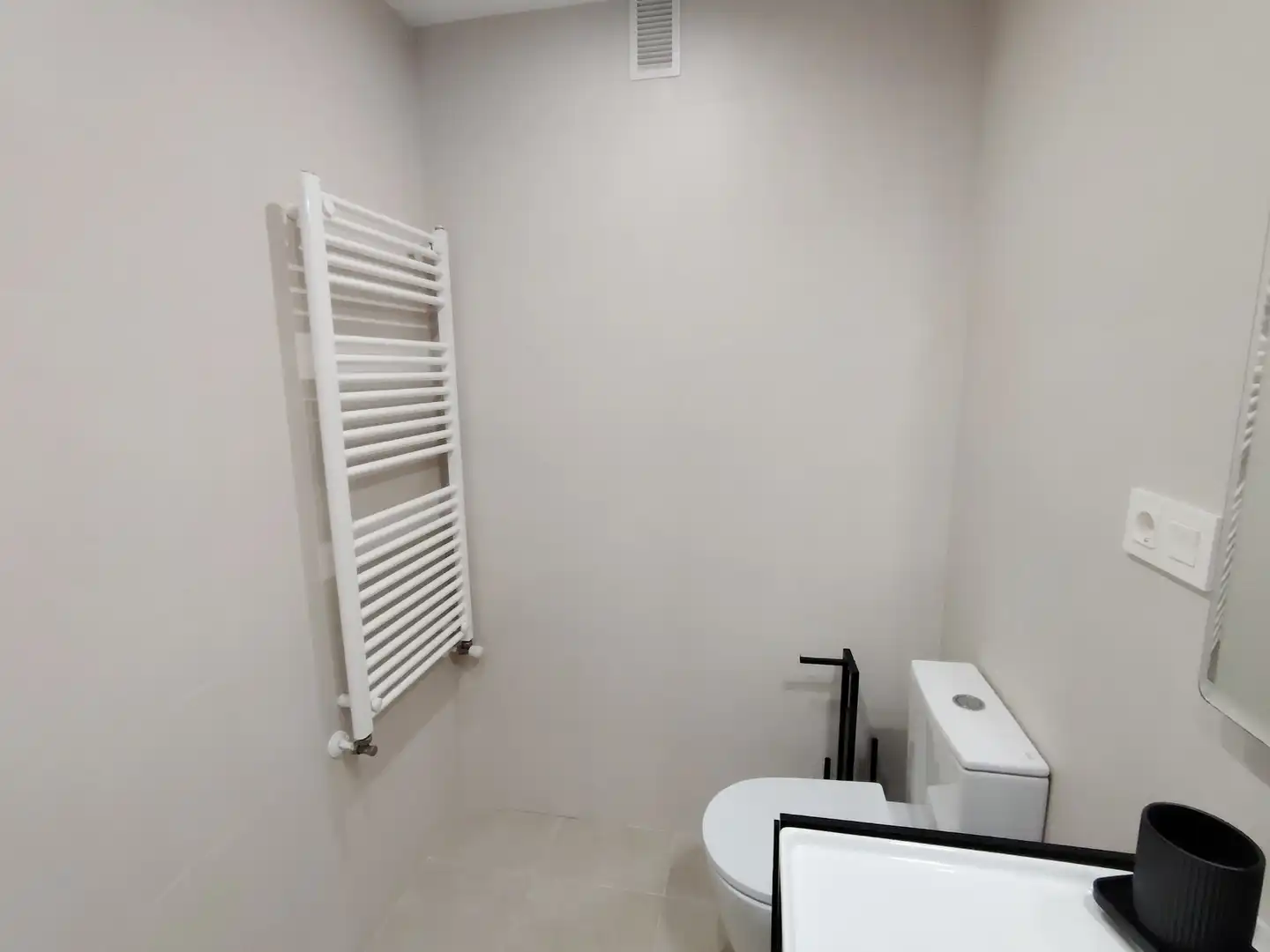Baño de Piso de alquiler en Gijón  con Calefacción, Parquet y Terraza