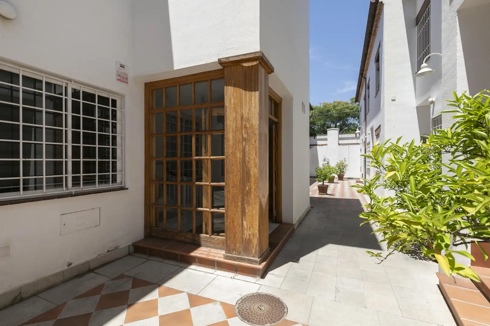 Vista exterior de Casa adosada en venda en Granada amb Jardí privat